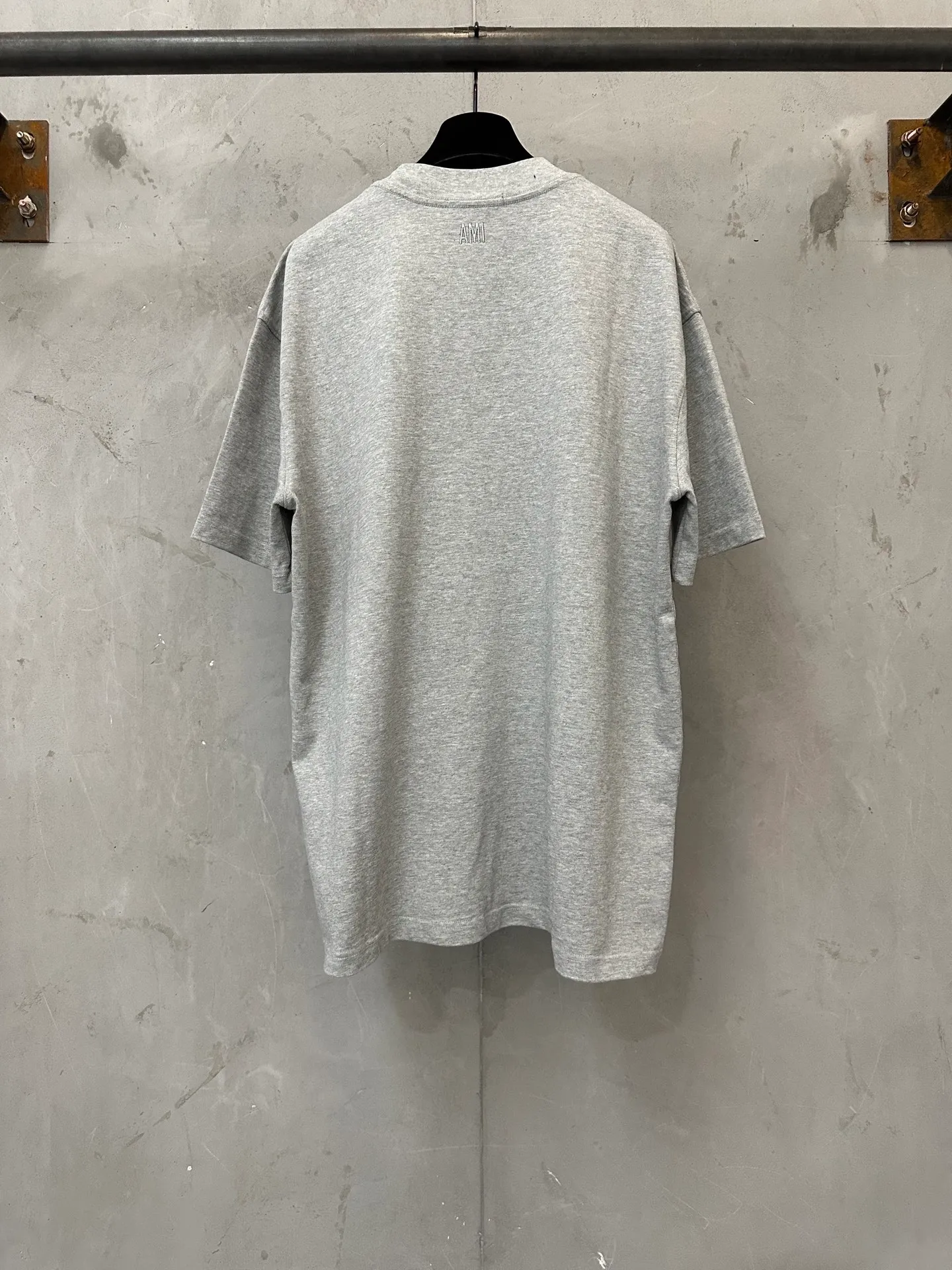 Summer New Arrival heavyweight 400g short-sleeved AMIPARIS 26ss love small logo embroidered short-sleeved T-shirt Fabric: Made of high-definition super heavyweight cotton double yarn compact Xinjiang cotton, weight 400g, with 2*2 Solona rib 420g, clean cloth surface, clear cloth texture, tight feel, stiff, high color fastness, no deformation, no Color Change, custom hardware, thread, accessories, alignment Same Style for Men and Women -Color: Black Red White White Red Apricot Gray -Size: XS S M L XL